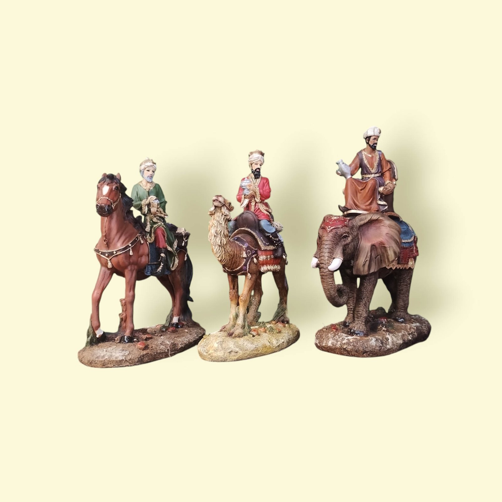 Reyes Magos, montados sobre sus animales, set de 3 Pzs. Artesanía en Resina de 45 cm. de altura. - Imagen 3