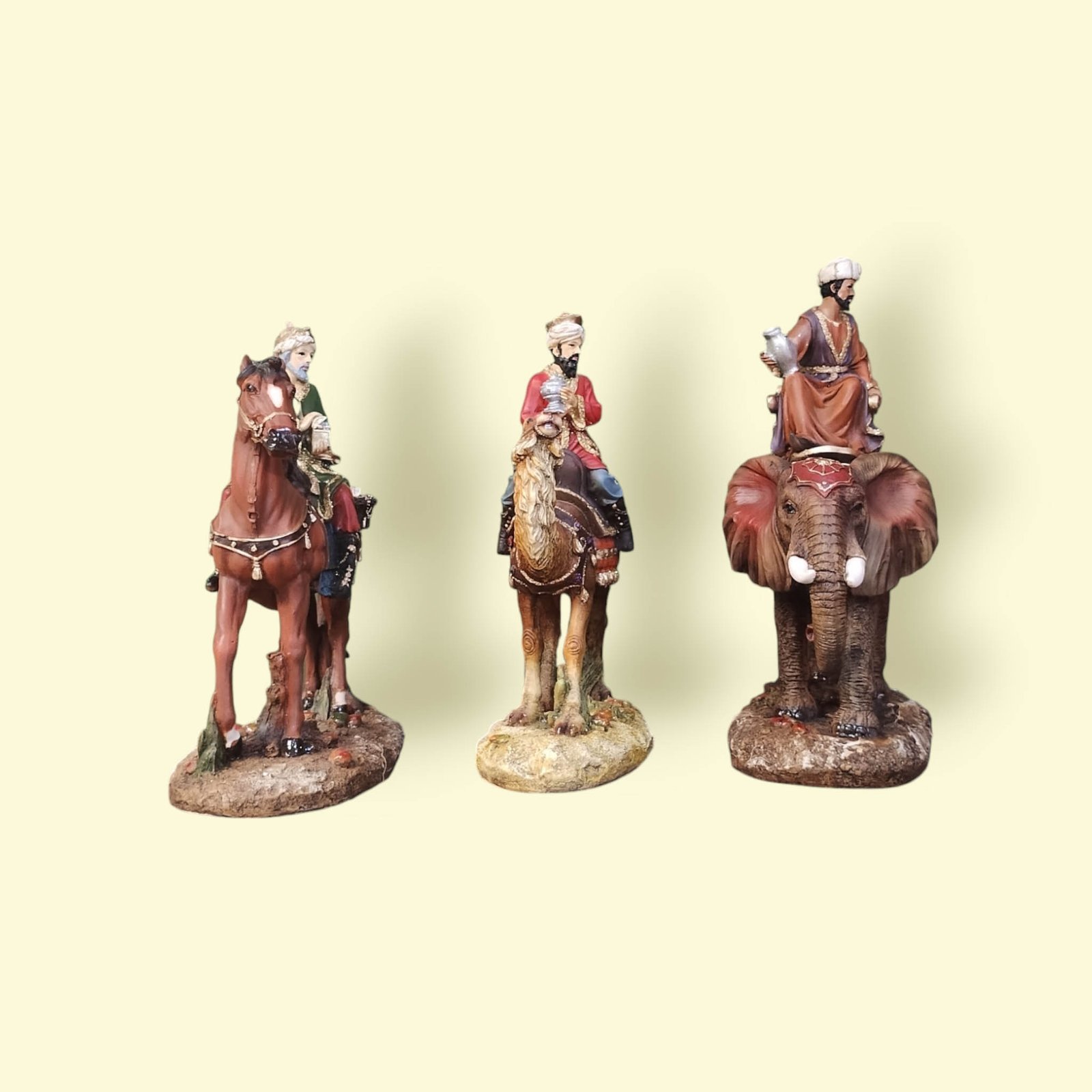 Reyes Magos, montados sobre sus animales, set de 3 Pzs. Artesanía en Resina de 45 cm. de altura.