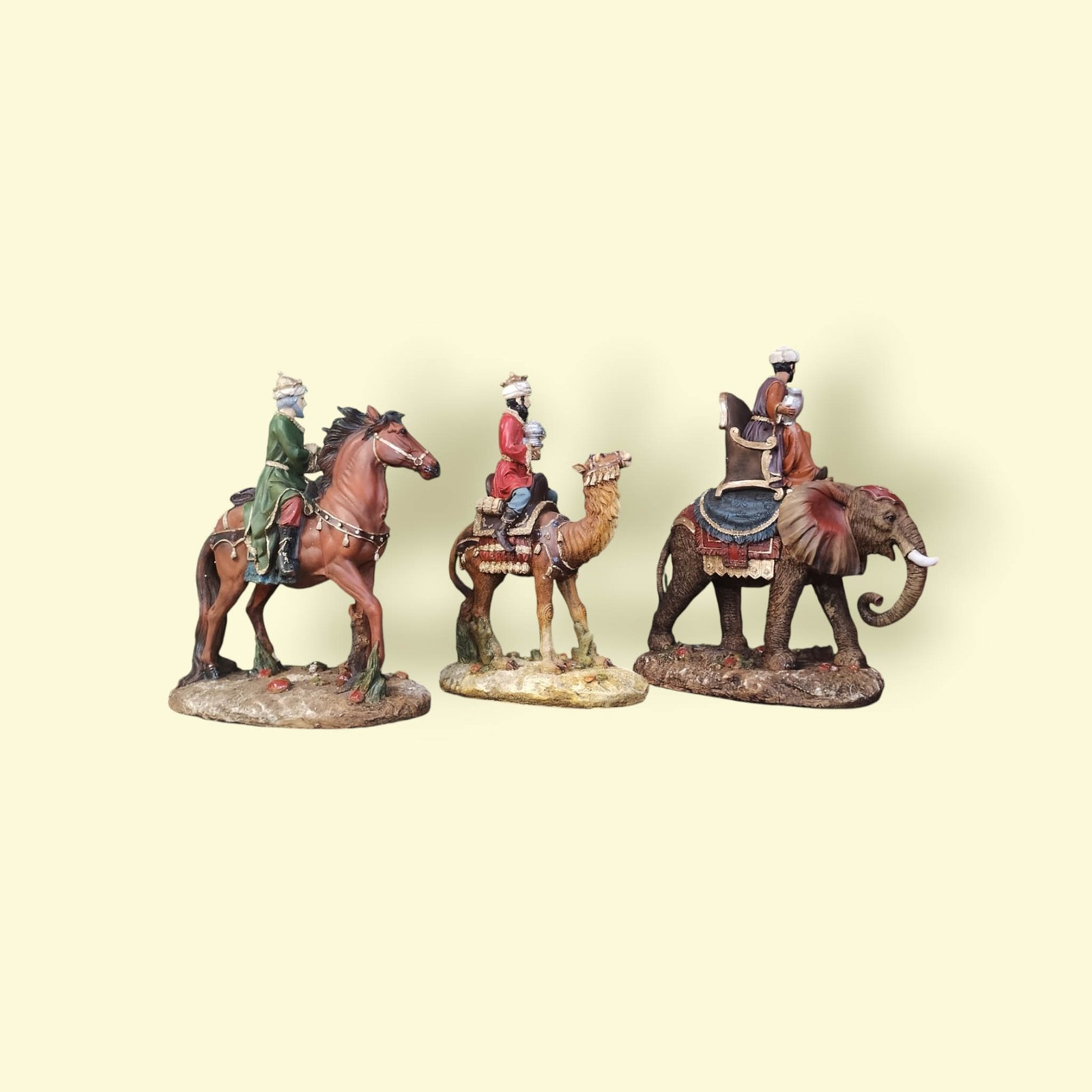 Reyes Magos, montados sobre sus animales, set de 3 Pzs. Artesanía en Resina de 45 cm. de altura. - Imagen 2